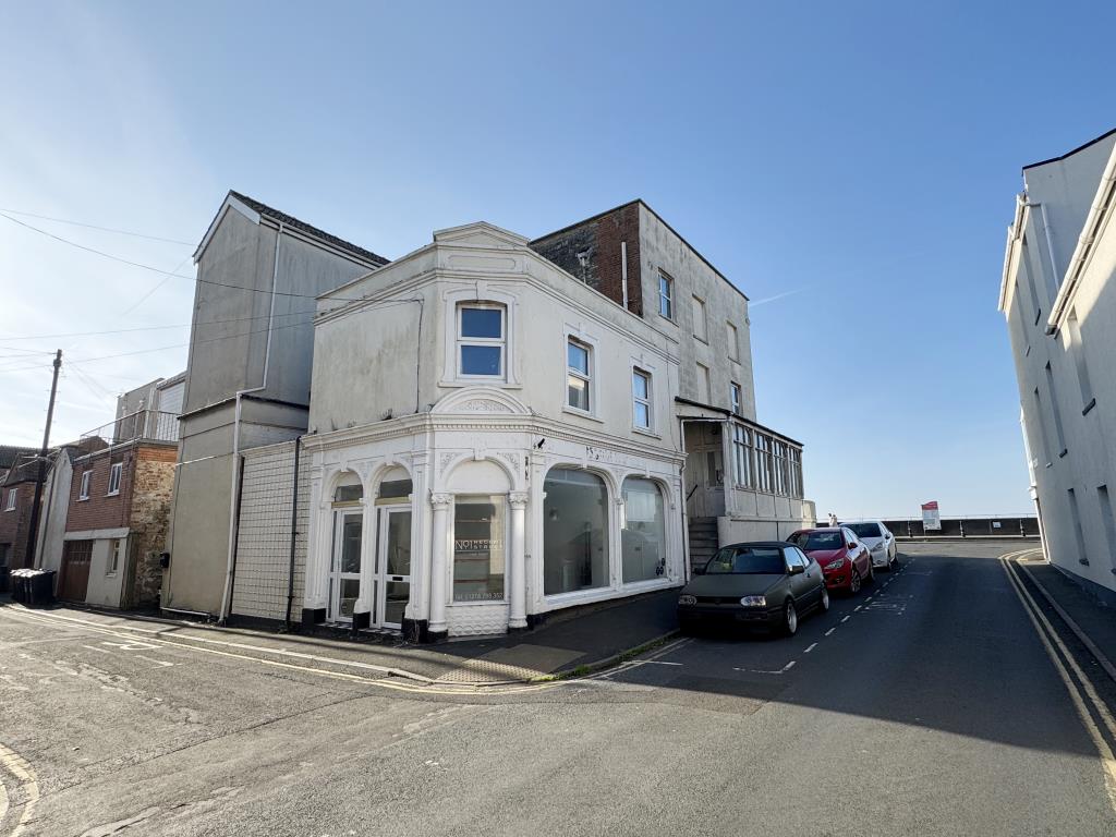 Lot: 34 - MIXED USE PROPERTY WITH SEA VIEWS - Building Showing the Commercial shop frontage